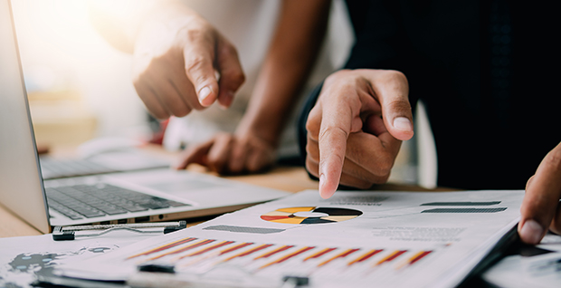 지속적인 개선 소프트웨어 솔루션을 사용하여 비즈니스 추세를 분석하는 비즈니스 전문가