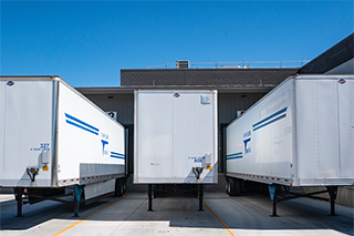 적재 및 하역을 위해 창고에 주차된 세미트럭 트레일러.