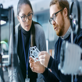 제품 설계 작업 중인 남성 및 여성