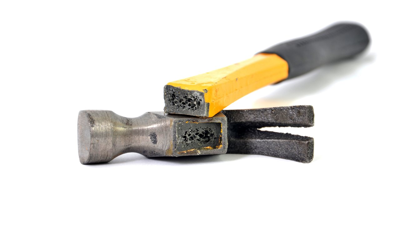 带黄把手和黑手柄的破损的锤子